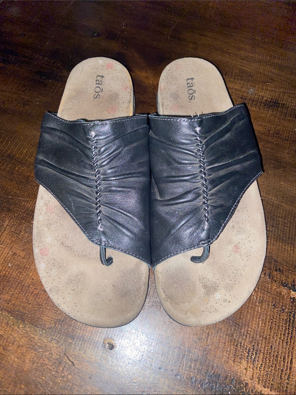 Taos Gift 2  Footwear Black Ruched Leather Slide Sandals size 9